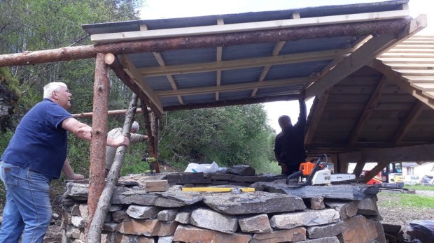 A temporary, protective roof put in place just above the kiln by Oddvin and Leif, to protect from rain, especially when the kiln cools down after firing.