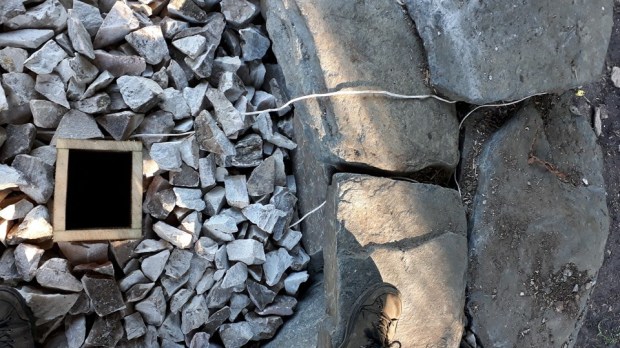 The kiln is filled with marble and thermocouples for controlling temperature have been installed. Said to withstand 1200 degrees, they worked for a while during burning, but then gave up… But we also measured temperatures by an IR-probe.