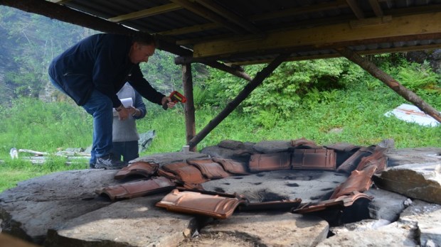 Gunnar measuring temperatures with a handheld IR-probe from Amprobe (IR 750 EUR). We measured each hour at several different places in the kiln.