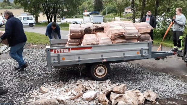 But the kiln swallowed enormous amout of firewood! After 48 hours our fine load of dry birch was almost empty, and we needed to do something – fast! Sivert came to our rescue, but – unfortunately – the mixed firewod did not have the same quality as the dry birch; it was dried for two years only. We simply did not know that firewood quality played such an enourmous importance. From now on, the burning was a fight to keep up temperatures! We have learnt a lesson!