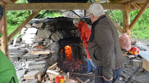 Day 3. Sveinung and Torbjørn trying to keep temperatures up! The new, inferior firewood produced a lot of coal and ash, and we had to regularly empty the kiln. Note that the heat is intense now – clothing from the local fire brigade came in handy!