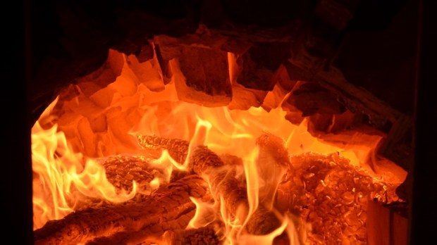 After 50 hours or so, the now thoroughly burnt marble vaulting started to show signs of weakness. Some stones slipped slightly down, but rapidly found their new, temporary equlibrium. Astonishing that such a vault can withstand the high temperatures, often 1200 degrees in the firing chamber. We are happy that we built it with great care, with individual arches and in double fashion…