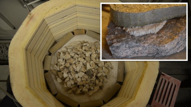 Before we started building our own lime kiln, we tested the marble by burning it in an electrical kiln. The experiment was suceesful!