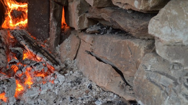 Gneiss blocks starting to crack just outside the fire-opening. Gneiss is not the ideal stone for building a limekiln. But it is the easiest local material available… We should, perhaps, have built the kiln with our local marble…