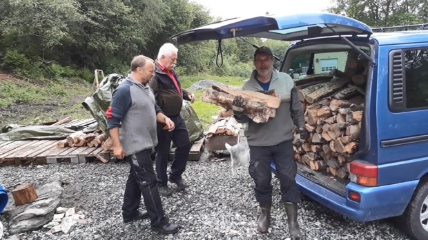 The firewood problem. Oddvin managed to get hold of a cubic metre of high quality birch. It helped us through another night. Sveinung and Kjell Magnar are happy!