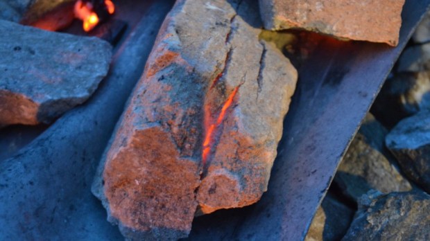 Some stones in the vault start to fall down, but, overall, the vault is keeping up. Fallen-down stone – with a fine glow – goes directly to test slaking…