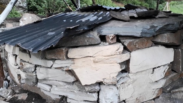 In the course of the burning, we test-slaked many pieces that fell down in the firing chamber. Depending on marble quality, colour of whitewash applied on the kiln varied from light grey to yellowish and beige. «Blended Hyllestad lime» has a light beige colour. Classic!