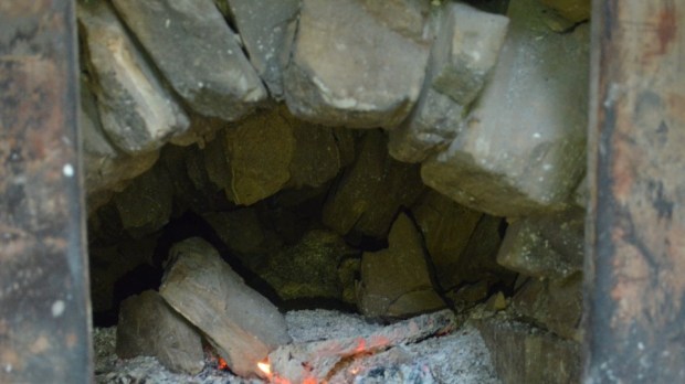 Sixth day. Time to terminate the experiment. We know from tests that the marble in the central and back part of the kiln is thoroughly burned – and also that we are unable to thoroughly burn the «front load», given poor firewood and construction faults. One arch in the vault fell down. Otherwise the vault performed perfectly!