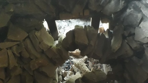 Fantastic! Even after five-six days of burning to 1200 degrees, five arches of the firing vault are still going strong! Great how stone has the ability to adjust and readjust to new equilibriums!