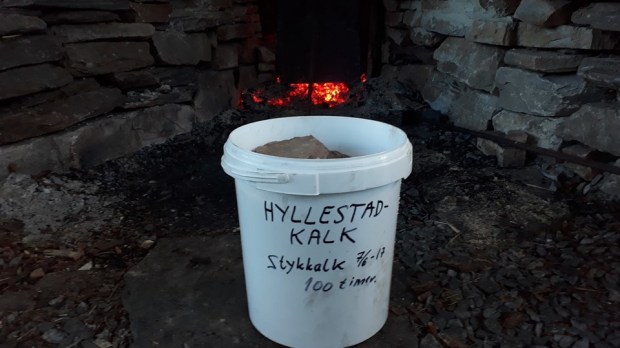 Burning marble at Hyllestad was something of a success, despite problems with the kiln and firewood. We now have about one cubic metres of well-burnt lime for slaking. You can restore quite a lot of medieval stonework with this amount of quicklime! And our slaked lime has, definetely, the classical, beige colour sought for. A result of burning impure marble! Does our lime also have hydraulic properties? Is it fine to work? Is it durable? Time will show. An extensive period of testing will now follow.