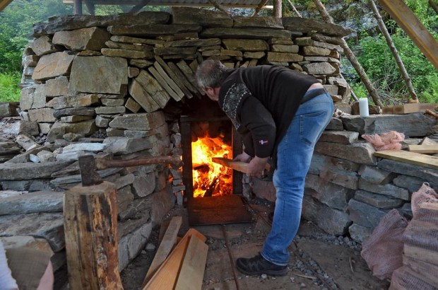 Brentkalken som ble testet på Stavanger domkirke kom fra «middelalderovnen» i Kvernsteinsparken i Hyllestad. Her ble det brent kalk på tradisjonelt vis i juni 2017. Foto: Per Storemyr
