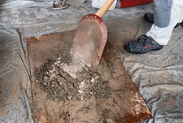 Hotmix fra Hyllestadkalk. Brentkalken er nesten ferdig lesket inne i sanden. Nå gjenstår blandingen med spade. En tung prosess! Foto: Per Storemyr