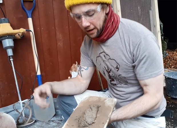 Hotmix fra Hyllestadkalk. George Murphy viser hvordan den endelige mørtelen ser ut. En fast og feit mørtel velegnet til restaurering av gamle steinbygninger. Foto: Per Storemyr