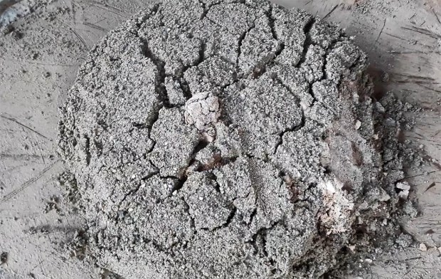 Hotmix fra Hyllestadkalk: Brentkalken lesker og utvider seg kraftig. Dermed dannes det sprekker i sanden. Foto: Per Storemyr