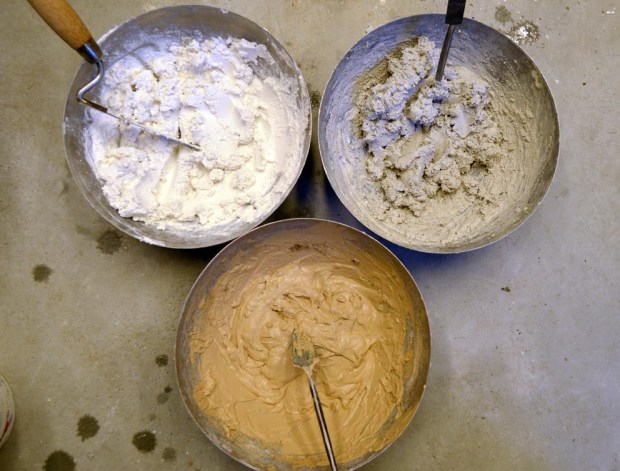 Kalkpasta! Lesket kalk uten tilførsel av sand. Tre ulike kalktyper: Øverst til venstre; Verdalskalk brent ved Nidarosdomen i 2017. Øverst til høyre; en svensk kalk nylig brent. Nederst; karakteristisk, «sjokoladebrun Hyllestadkalk. Men fy søren så vanskelig det er å blande denne pastaen med sand til en brukbar mørtel uten bruk av moderne mørtelblander! Foto: Per Storemyr