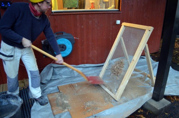 Kombinasjonsmix fra Hyllestadkalk. Når denne kalkmixen er ferdig lesket, er den så tørr at man kan «kjøre» den gjennom et sikt for å bli kvitt ubrente og halvbrente biter av kalk. Resultatet er et fint pulver som blandes med litt vann og med stor møye blandes med en spade til fin mørtel. Foto: Per Storemyr