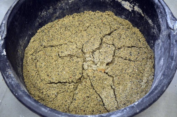 Kombinasjonsmix fra Hyllestadkalk. Inne i sanden ligger det biter av kalk som tørrleskes ved hjelp av fuktigheten i sanden. Når leskingen skrider frem, utvider kalken seg voldsomt og det dannes sprekker i «kaka». Foto: Per Storemyr