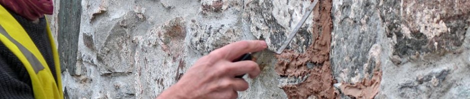 George Murphy er spesialist på restaureringsmuring. Her tester han mørtel laget fra nybrent Hyllestadkalk på Stavanger domkirke i oktober 2017. Foto: Per Storemyr