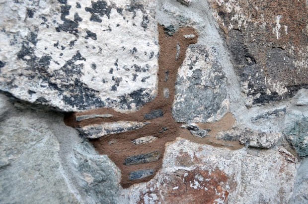 De tre ulike kalkmørtlene fra Hyllestadkalk på testfeltet på Stavanger domkirke. Merk at fargen vil bli mye lysere når mørtelen har herdet! Foto: Per Storemyr