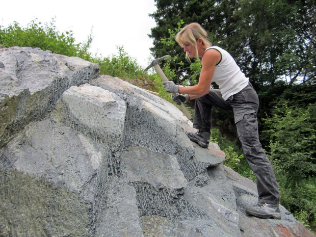 STAVSØIENS EKSPERIMENT: Eva Stavsøien tar ut kleber med kanalhogging i kleberbruddet på Klungen i 2011. Foto: Per Storemyr.