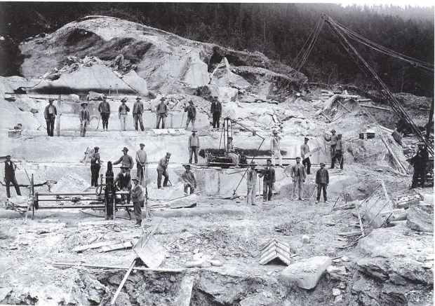 MEKANISERING: Fra Bårstadbruddene ved Lalm, visstnok omkring 1915, men trolig heller noe senere. Her kan vi se storstilt mekanisering, både borerigger (i fremkant) og linesaging (i bakkant). Foto: H.H. Lie. Foto gjengitt i boken «Klebereventyret på Bårstad og Sagflaten» av Terje Kleiven, 2013. Se også nettartikkel av Kjetil Voldheim.