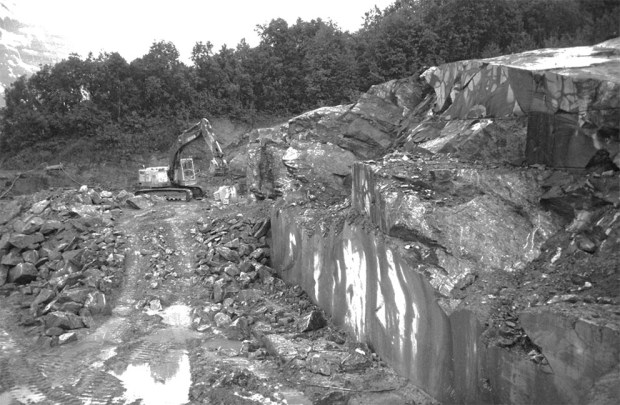 VRAKSTEIN: Her plukker nå Nidarosdomen vrakstein for restaurering. Grunnes i Målselv. Bruddet var det nest siste som ga opp i Norge, for en 10-15 års tid tilbake. Foto: Per Storemyr, ca. 2000