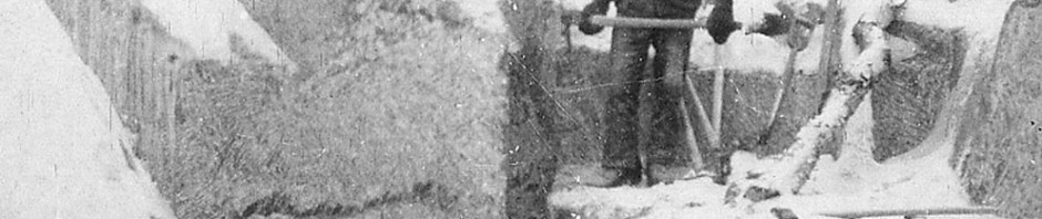 REDNINGEN? Manuell brytning av kleberstein med hakker ved Otta i 1918. Slik brytning foregikk helt opp til 1930-tallet i Norge. Kan man ta denne ganle tradisjonen i bruk igjen? Det er den klassiske metoden for å bryte myk stein – den har vært i bruk for store byggeoppgaver siden de gamle egypternes tid. Fra N.S. Beers klebersteinsbrudd, Grandalen, i drift til 1935. Foto fra NGUs arkiv