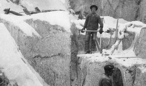 REDNINGEN? Manuell brytning av kleberstein med hakker ved Otta i 1918. Slik brytning foregikk helt opp til 1930-tallet i Norge. Kan man ta denne ganle tradisjonen i bruk igjen? Det er den klassiske metoden for å bryte myk stein – den har vært i bruk for store byggeoppgaver siden de gamle egypternes tid. Fra N.S. Beers klebersteinsbrudd, Grandalen, i drift til 1935. Foto fra NGUs arkiv