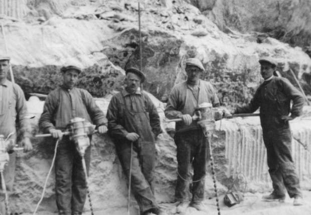 SØMBORING: Kleberarbeidere med bormaskiner, trolig i Bårstadbruddene ved Lalm på 1920-tallet. Til høyre ses sømboring i bergveggen. Foto gjengitt med tillatelse av Sel Historielag, se deres fotosamling.