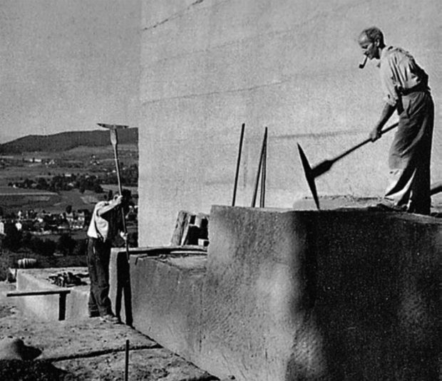 KANALHOGGING: Sandsteinsbrudd i Ostermundigen, nær Bern i Sveits. Kanalhogging på 1950-tallet. Foto: W. Nydegger, i boken «Ostermundigen. Geschichte. Gemeindeentwicklung. Alte Ansichten», av Schmalz, K. L., 1983, utgitt av Einwohnergemeinde Ostermundigen. Les mer om sandstein i Bern