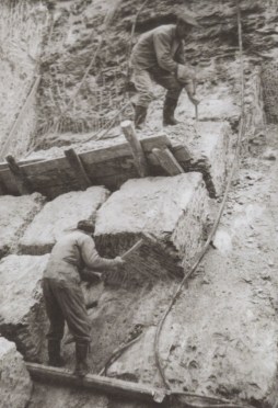 GAMMELMÅTEN: Kleberbrytning på gammelmåten i det store Åsåren-bruddet, trolig mellom 1915 og 1930. Foto fra Bjørn Holen/Ingrid Fredheim. Foto gjengitt i boken «Klebereventyret på Bårstad og Sagflaten» av Terje Kleiven, 2013. Se også nettartikkel av Kjetil Voldheim.