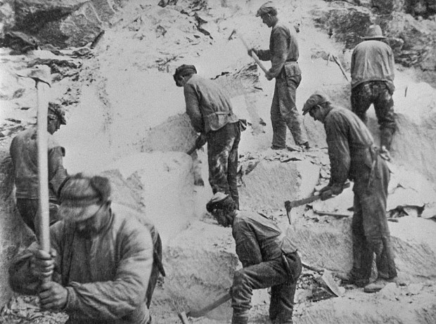 SPETTO: Uthogging av kleber med «spetto» i Vesleseterbruddet i Heidal ved Vågå i 1932. Dette var nødsarbeid i mellomkrigstiden og kleberen ble brukt til ovner og peiser. Foto: Maihaugen. Foto også gjengitt i boka «Det mjuke berget» (red. Kirsti Krekling)