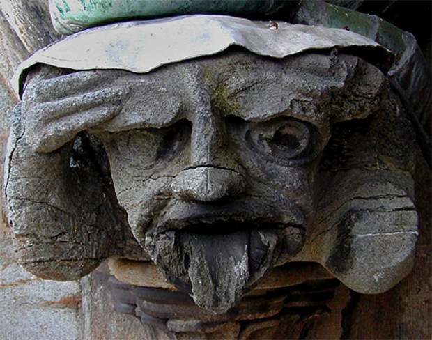 FORVITRET: Middelalderskulptur på Nidarosdomens oktogon. Slik så den ut for 20 år siden. Nå er den ødelagt. Den sprakk opp. Den må kanskje erstattes. Med hvilken kleberstein? Foto: Per Storemyr