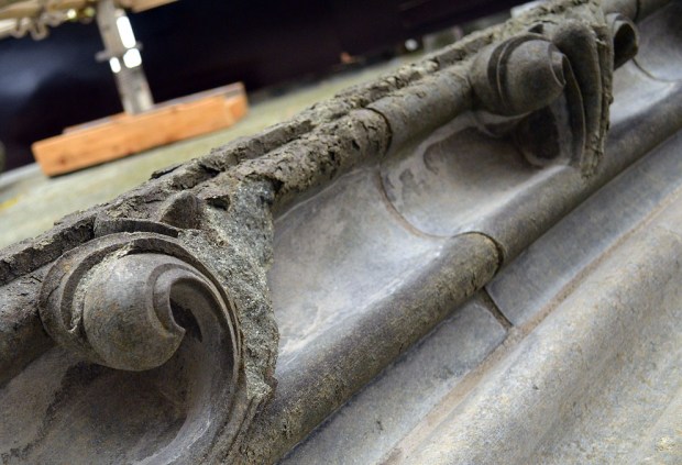 STAVANGER: Forvitret Kviknekleber på Stavanger domkirke i 2016 – etter bare 30 års «tjeneste». Det største problemet er at biter faller ned fra stor høyde. Her må det erstattes. Men med hvilken kleberstein? Foto:Per Storemyr