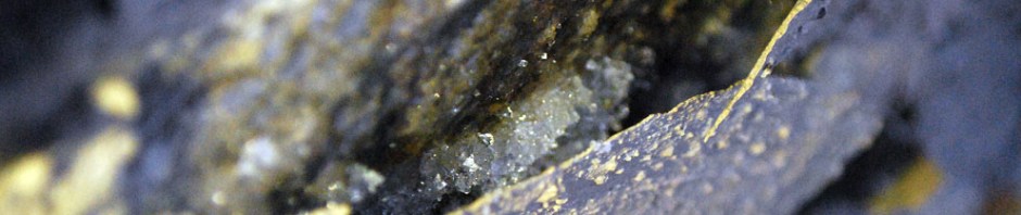 Utsnitt av bildet over: Islinse bak utsprengt flak av slemming 7. januar 2018. Bildebredde ca. 10 cm. Foto: Per Storemyr