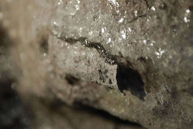 Utsprengt bit av puss med islinse på baksiden, 7. januar 2018. Foto: Per Storemyr