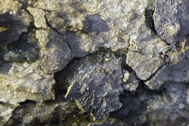 Islinse sprenger ut et flak av en puss/slemming påført i juni 2017 på den nye, «middelalderske» kalkovnen i Hyllestad (Ytre Sogn) i januar 2018. Bildebredde ca. 5 cm. Foto: Per Storemyr