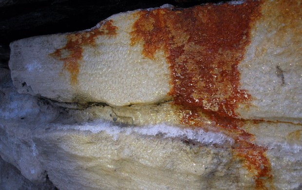 Ispanser på en del av kalkovnen den 7. januar 2018. Brune utfellinger er rust fra en stein med stort innhold av kis (jernsulfid) like over. Foto: Per Storemyr