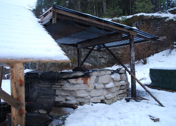 Kalkovnen i Kvernsteinsparken tidlig i januar 2018. Deler av ovnen ble fuget, pusset og/eller slemmet med ulike ad hoc kalkblandinger i juni 2017. Foto: Per Storemyr