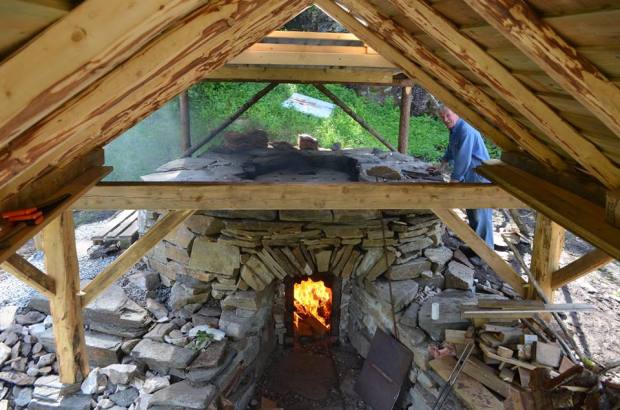 Kalkovnen i Kvernsteinsparken i Hyllestad under brenning i juni 2017. Foto: Per Storemyr