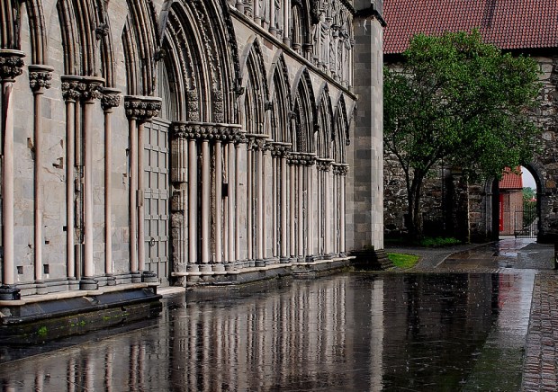 Nidaros Cathedral in Trondheim: Marble columns. Photo by Per Storemyr