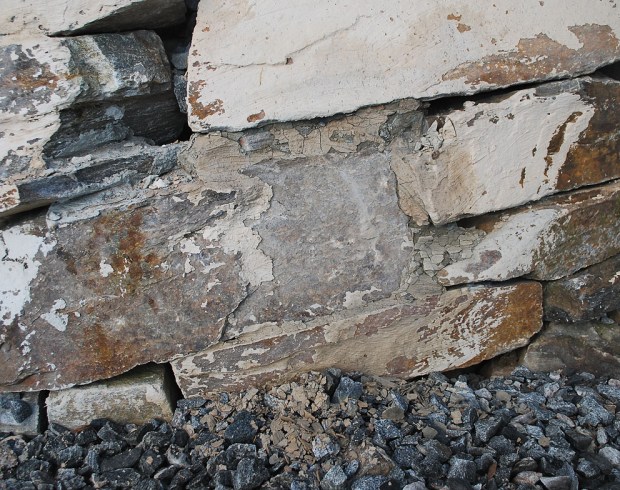 Next day: No sign of ice, just a small heap of broken pieces of light brown limewash that covered the stone above less than 24 hours ago. You wouldn’t know what happened if you weren’t there at night. Lime kiln at Hyllestad, Western Norway. Width of image c. 40 cm. Photo by Per Storemyr