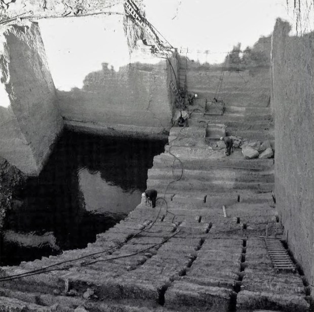 Det er dimensjoner på Åsårberget kleberbrudd mellom Otta og Sel. Her fotografert av Kjell Voldheim mens bruddet var i full drift i 1977. Nå er det nedlagt.