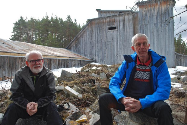 Kaffepause på skrottippen til saghuset på Sagflaten, Kjell Voldheim (t.v.) og Torbjørn Løland. Foto: Per Storemyr (2018)