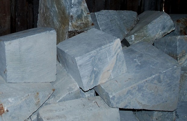 Ildfaststein i kleber i Saghuset på Sagflaten. Disse var ment for celluloseindustrien, men ble liggende… Foto: Per Storemyr (2018)