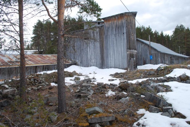Saghuset på Sagflaten sett fra skrottippen nord for huset. Foto: Per Storemyr (2018)
