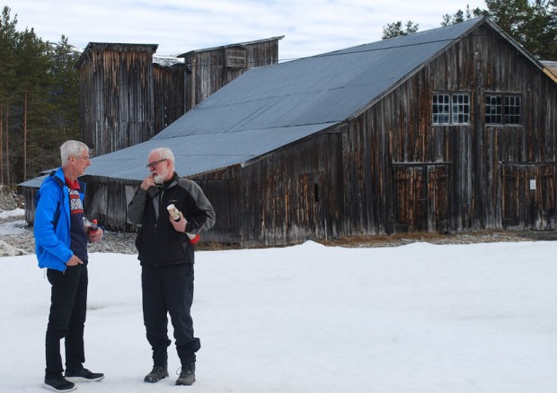 Kjell Voldheim (t.h.) og Torbjørn Løland under besiktigelsen av saghuset på Sagflaten våren 2018: Foto: Per Storemyr