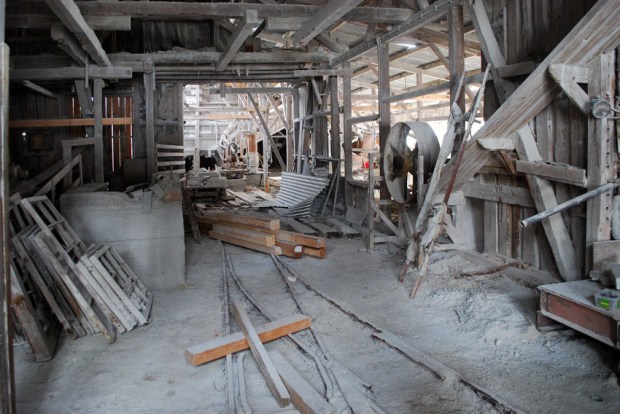 Et blikk inn i en svunnen tid: Saghuset på Sagflaten i dag, med et tykt lag med kleberstøv. Foto: Per Storemyr (2018)