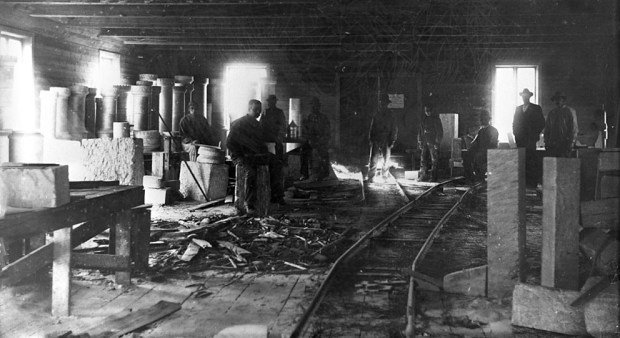 Kleberverkstedet til ingeniør Otto Dahl, Otta sentrum omkring 1900, et av de flere verkstedene i distriktet i eldre tider. Foto: Hans H. Lie, Maihaugen. Fra Digitalt Museum, lisens CC BY-NC 4.0