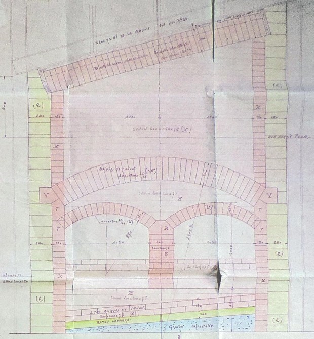 Konstruksjonstegning til en del av en smelteovn for gjenvinning av kjemikalier fra avfall i cellulosefabrikkene. Slike tegninger var utgangspunktet for tilskjæring av blokker i saghuset på Sagflaten. Fransk ovn, trolig omkring 1950. Bruk av kleberblokker er markert med rødt; ellers dreier det seg om ildfast tegl (gult), betong (grønt) og ildfast grus (blått). Fra arkivet til gamle Østlandske Stenexport, avfotografert av Kjell Voldheim og gjengitt med tillatelse.